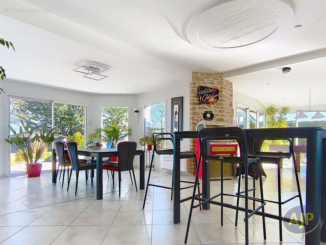VITRE EN CAMPAGNE Maison  8 pièce(s) 257.84 m2 - photo 5