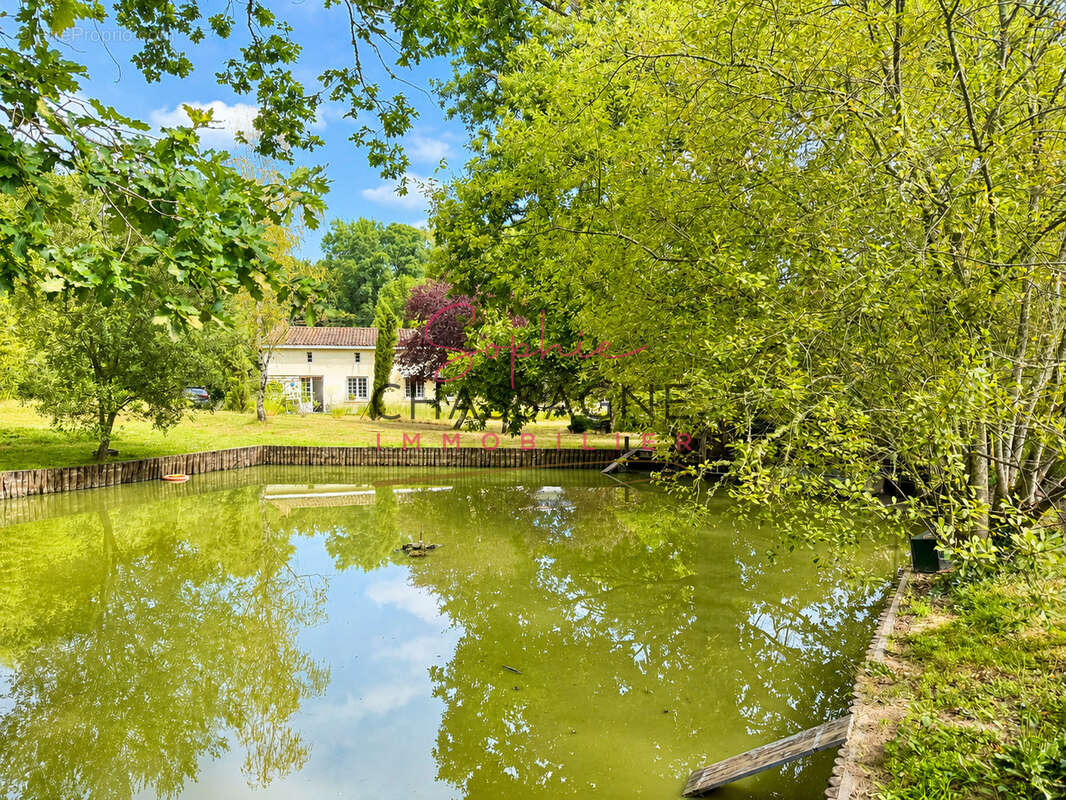 À seulement 30 minutes de Libourne et de Montendre, et 10 minutes de Coutras, découvrez cette authentique mais - photo 4