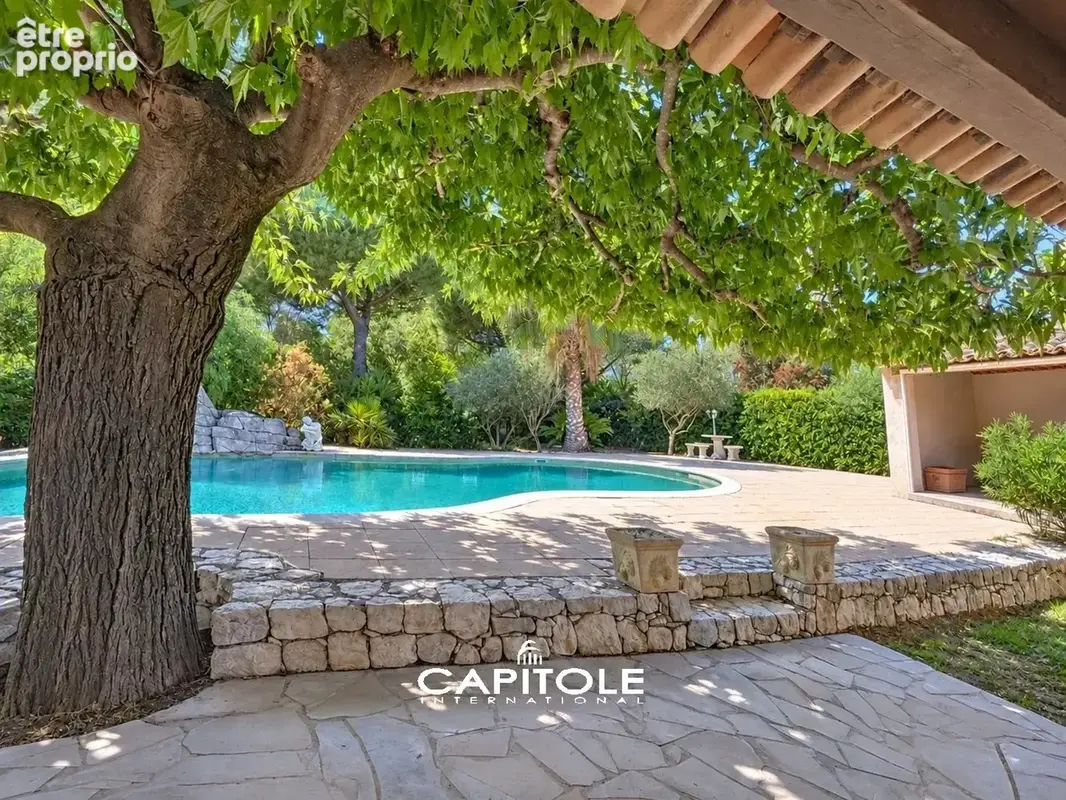 Antibes - Villa Provençale 6 pièces d'env. 188 m² avec un 2 pièces indépendant, terrain de 1 525 m² avec piscine,  pool house et - photo 4