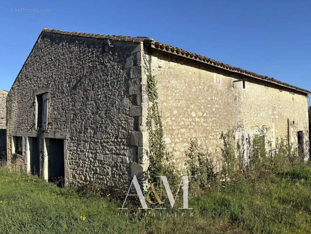 Maison à ROULLET-SAINT-ESTEPHE