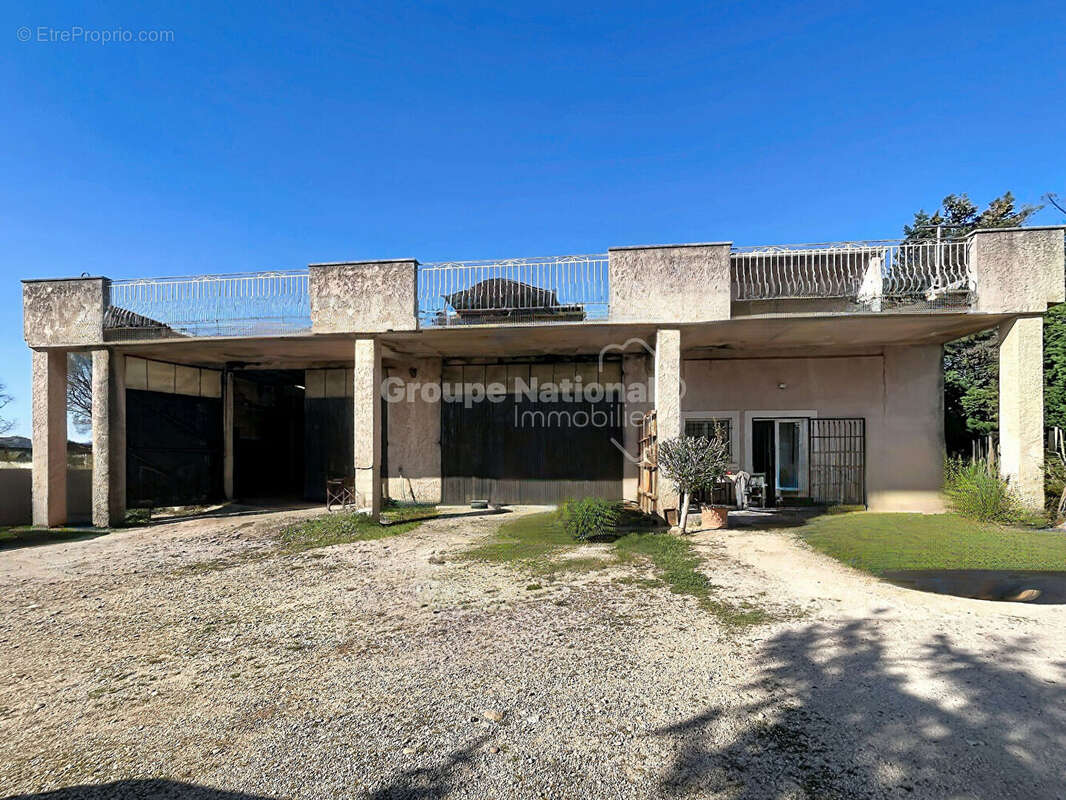 Exceptionnel à Châteauneuf-du-Pape : Hangar de 170 m² sur terrain de 250 m²  environs Potentiel Loft - photo 2