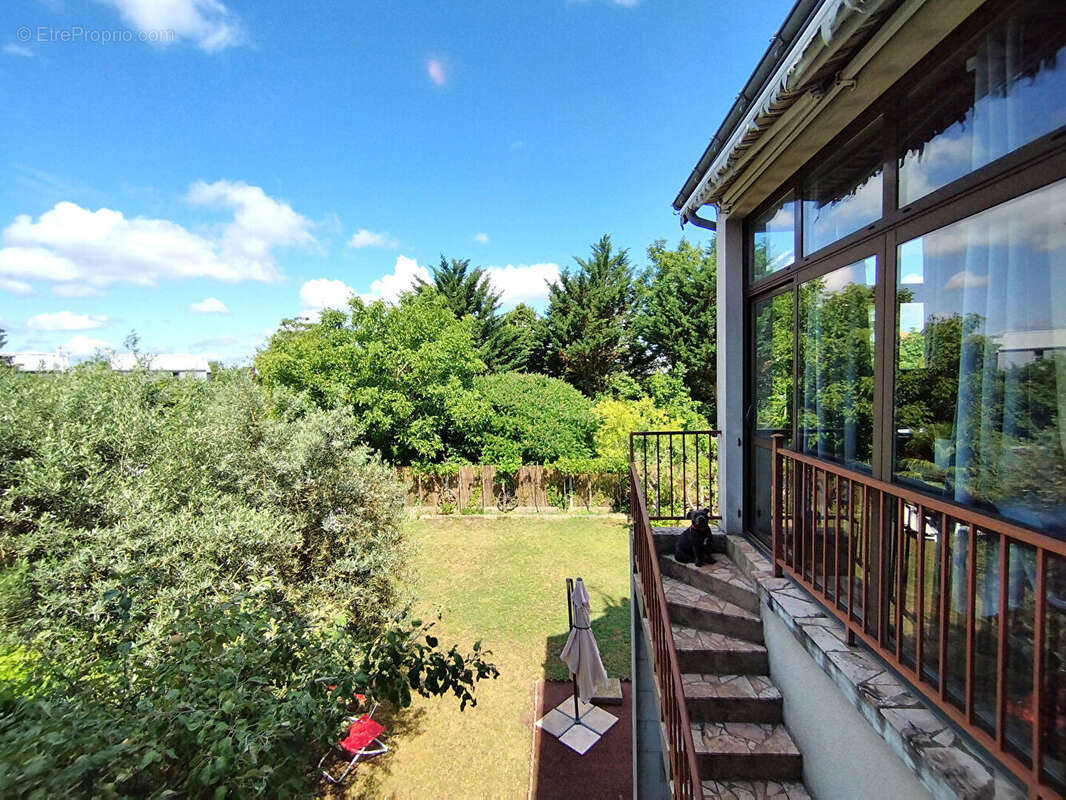Un véritable cocon familial avec 5 chambres, deux garages et un magnifique jardin, à seulement quelques minutes de Tours et de l - photo 8