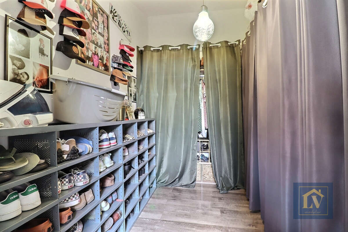 Maison de caractère entièrement rénovée avec garage et dépendance - photo 8