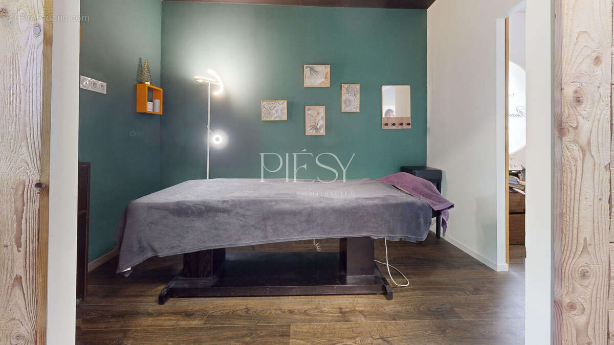 Commerce à ETREMBIERES