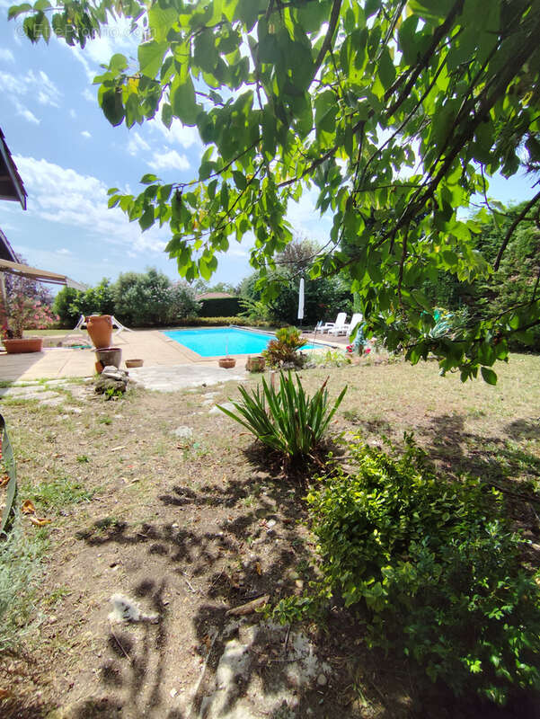 Maison à SAINT-GENIS-LES-OLLIERES