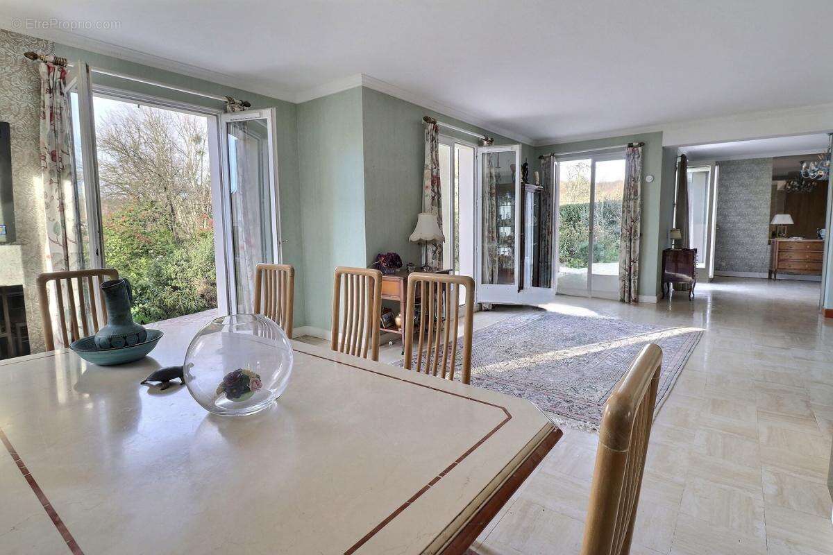 Grande maison familiale de 230 m² au centre du village - photo 4