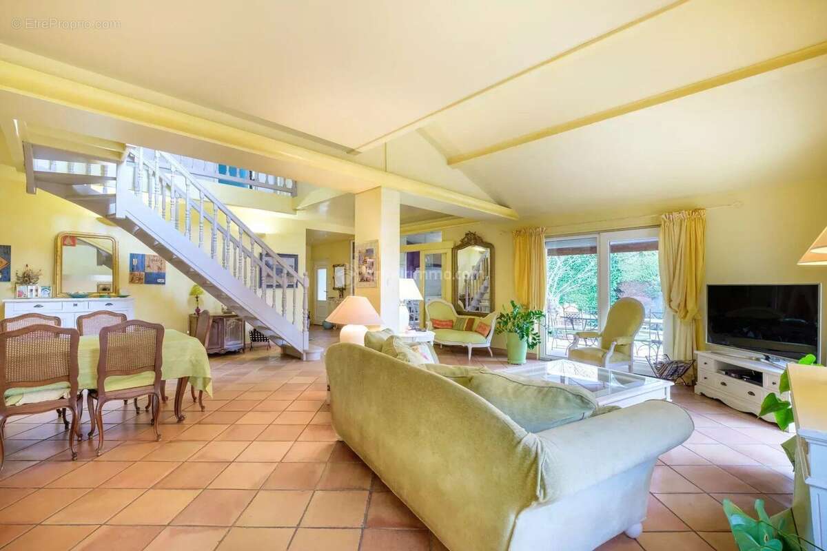 Maison à NEYRON