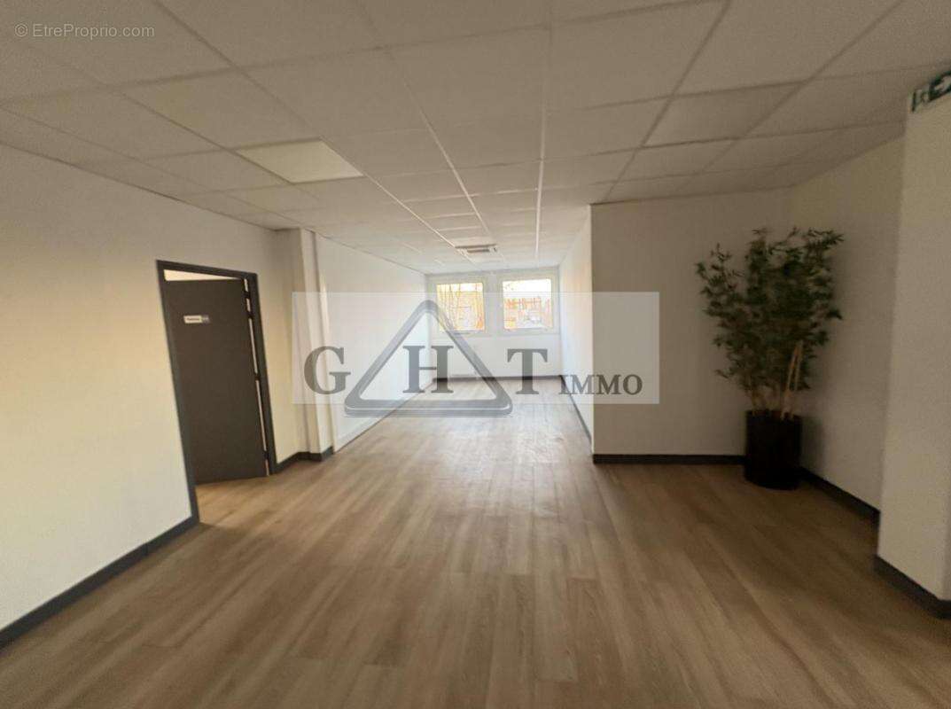 Commerce à VAUX-LE-PENIL