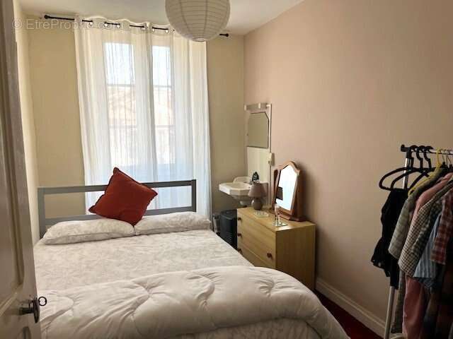 Appartement à LES SALLES-LAVAUGUYON