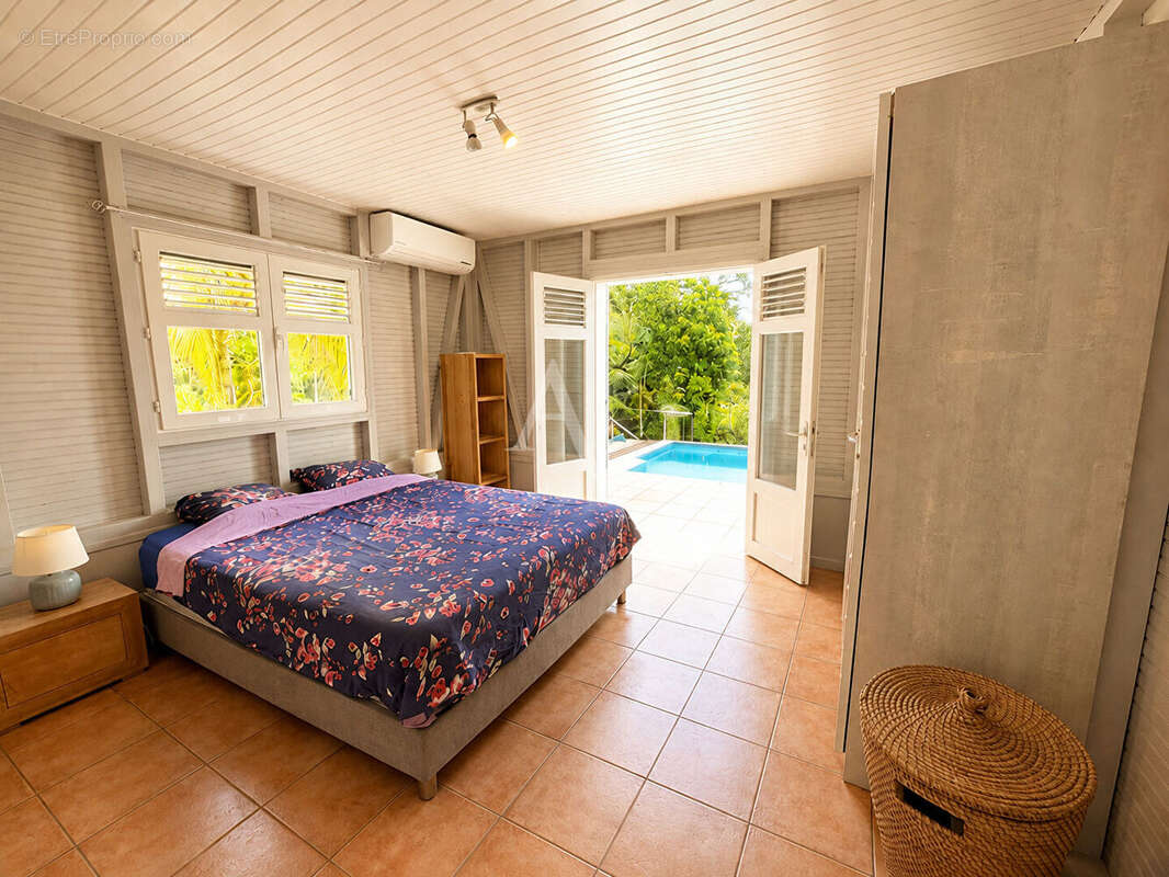 Villa quatre chambres avec piscine et environnement paisible sur les hauteurs de Fort de France - photo 5