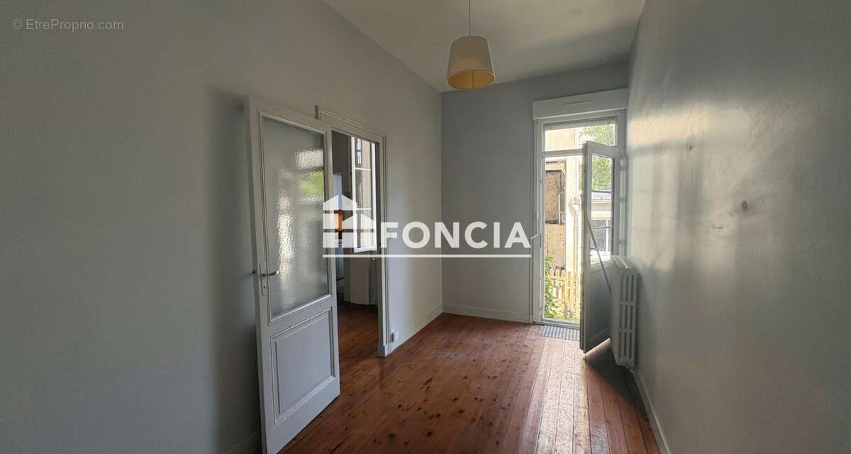T3 traversant avec jardin privatif 15m2 – Charme de l’ancien à proximité de la Place Calixte Camelle - photo 4
