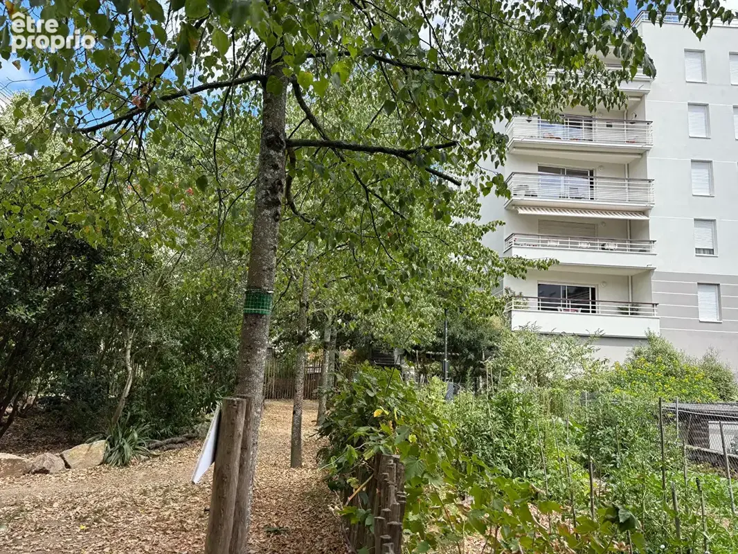 Appartement T4  de 96.67 m² avec terrasse et vue dégagée, ascenseur et stationnements - photo 11