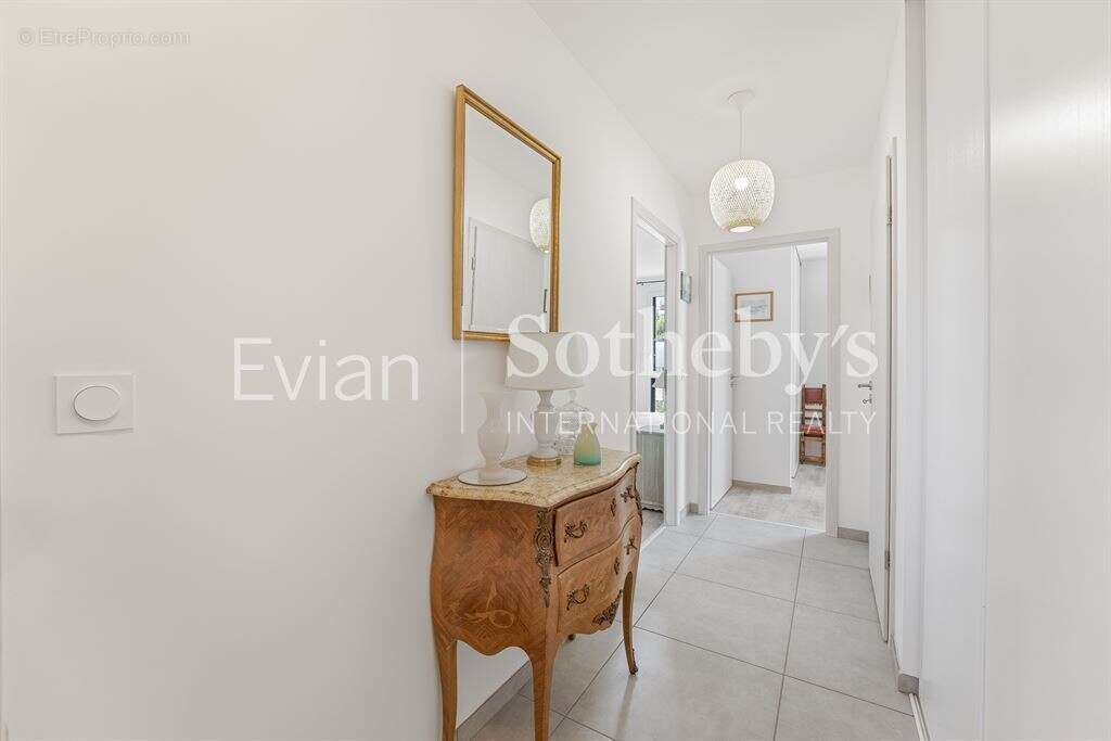 Evian les Bains, T4 dans une résidence très récente avec large balcon vue lac. - photo 16