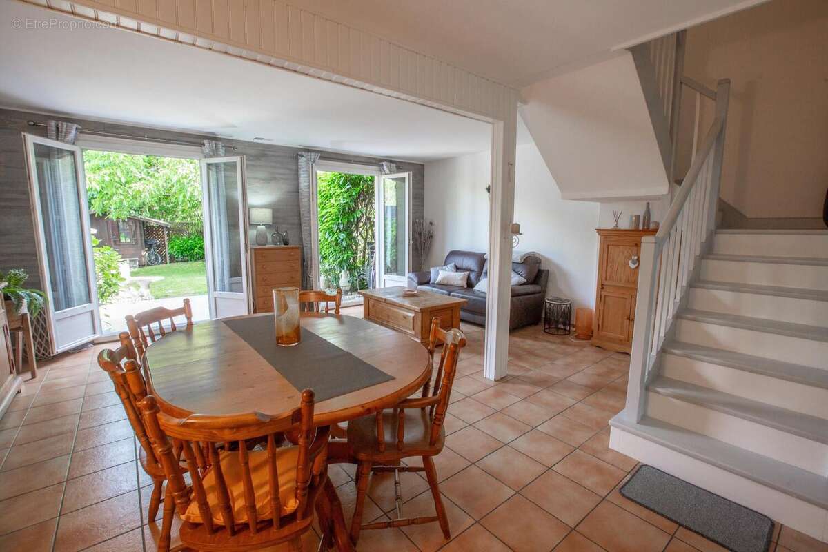Photo 3 - Maison à LE MESNIL-SAINT-DENIS