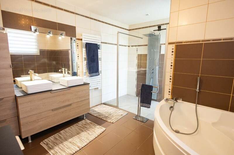 Maison d'exception, 220m², piscine, Pool house, 4 chambres, Triple Garage 90m², Terrain 1560m² sans vis-à-vis à Pau (64) - photo 6