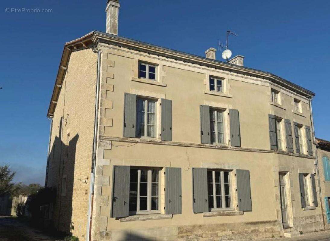 Maison 495 m² à Aigre  - photo 2