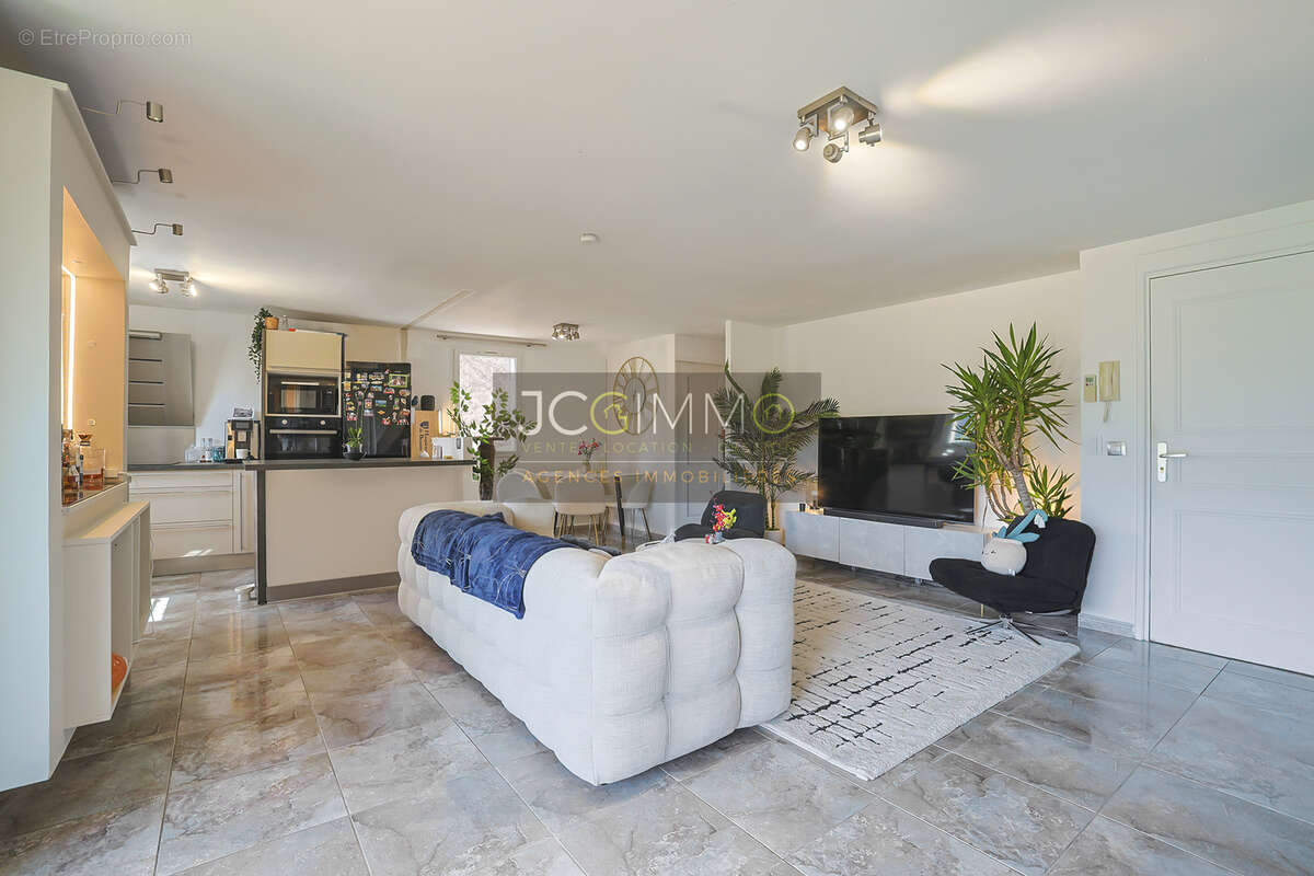 Appartement à SOLLIES-TOUCAS