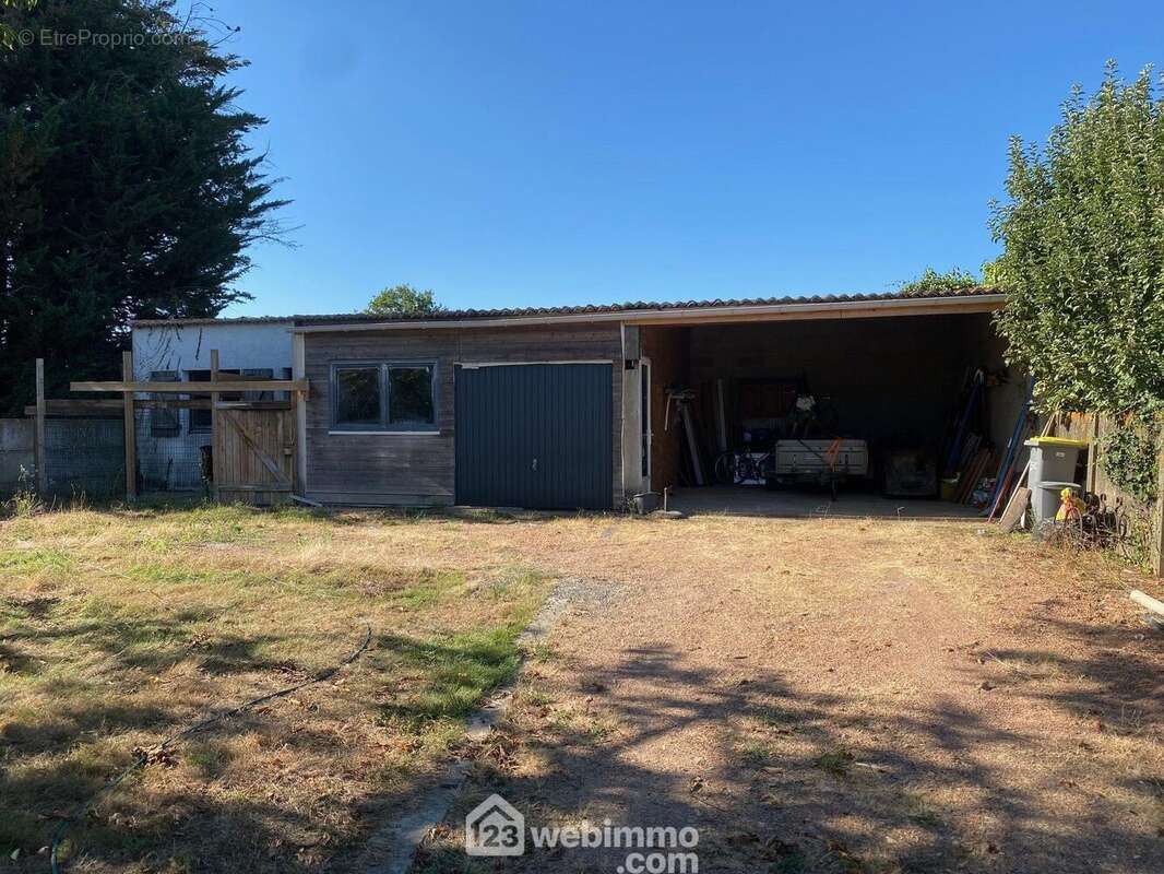 Garage - Terrain à SAINT-HILAIRE-LA-FORET