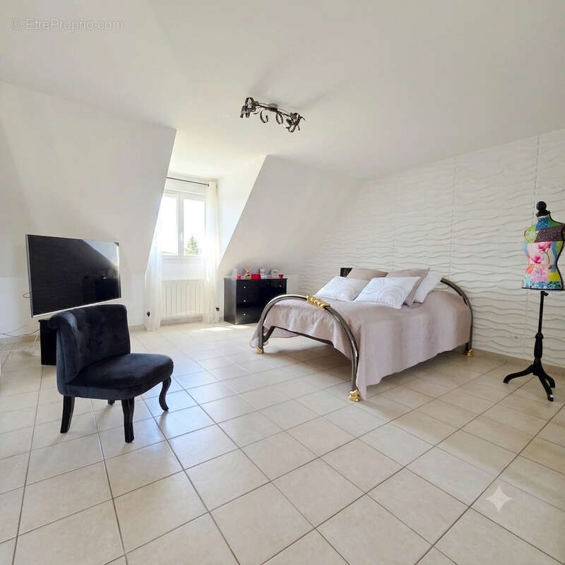 MAUREPAS VILLAGE Maison  7 pièce(s) 175 m2 - photo 7