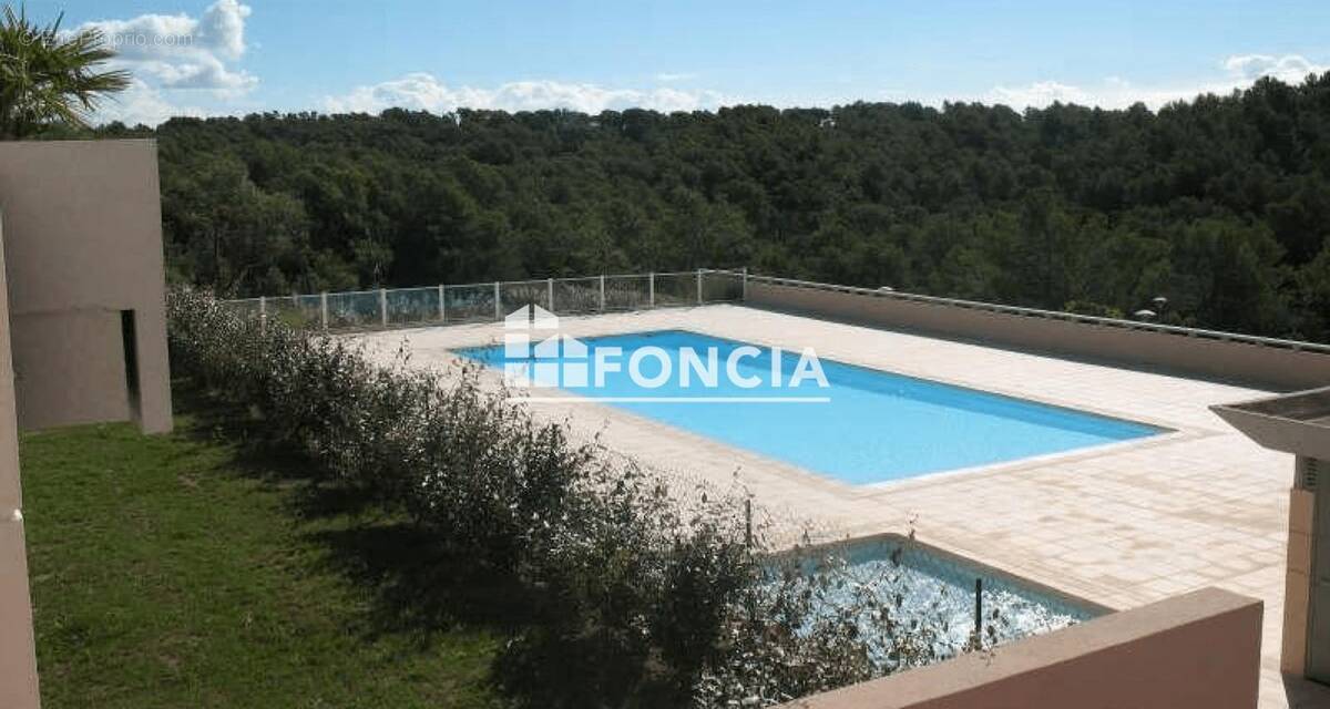 Appartement à ROQUEBRUNE-SUR-ARGENS