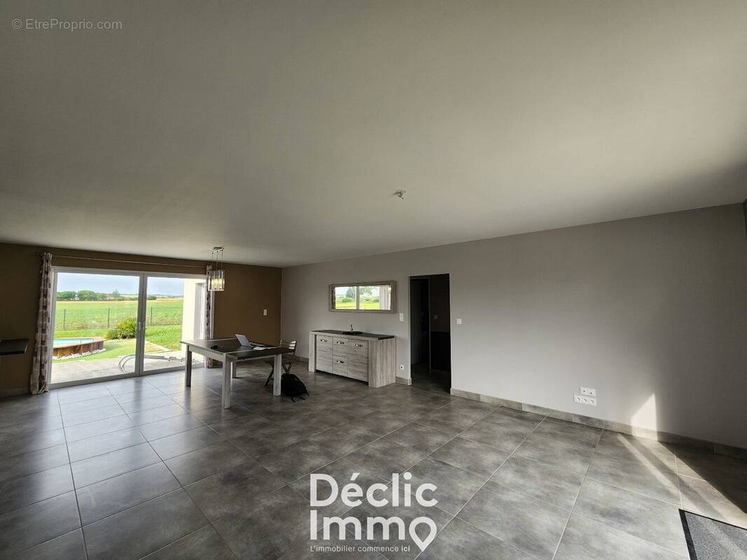 Maison à ROULLET-SAINT-ESTEPHE