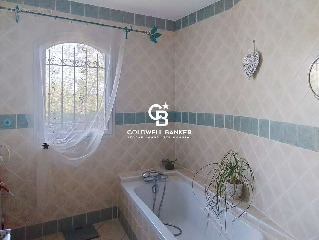 Saint-Aygulf – Élégante propriété familiale avec appartement indépendant, piscine et cadre naturel d'exception. - photo 15