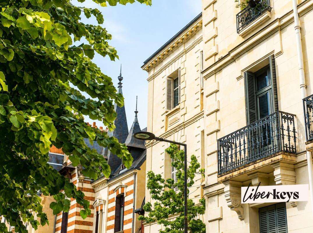 TOURS – Quartier des Halles – Élégance de l'ancien au cœur du centre-ville - photo 4