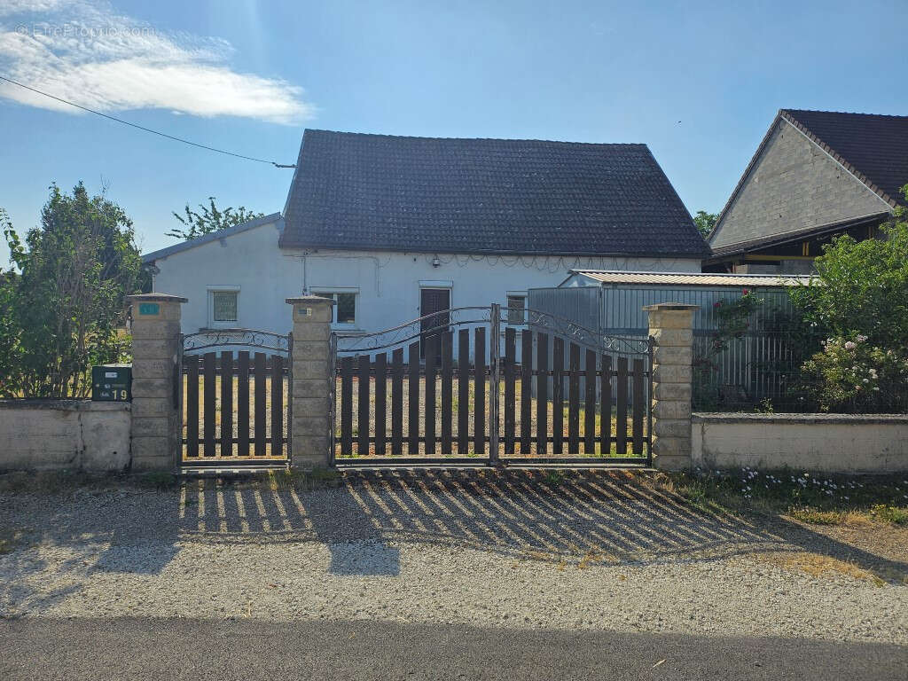180 000, Maison de Plain-Pied,103m² habitables sur Beau Terrain  Clos - photo 2