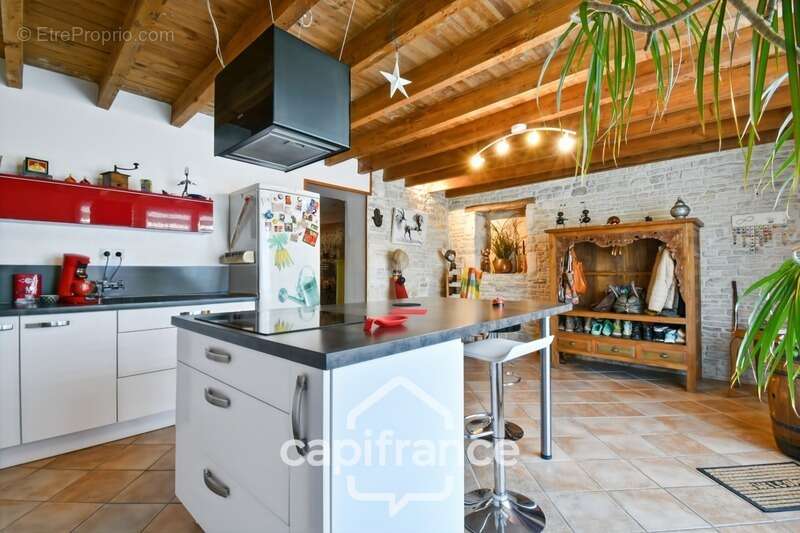Maison à vendre 5 pièces ASNIERES LA GIRAUD (17) avec jardin, dépendances et garage - photo 8