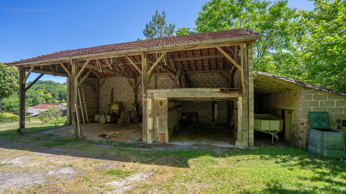 Propriété quercynoise à rénover avec dépendances et 6950 m2 terrain avec source - photo 23