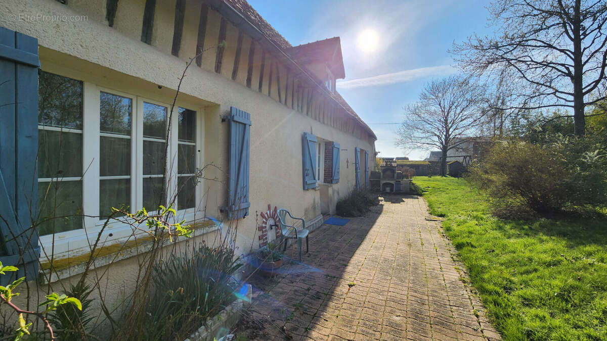 Maison à TREMBLAY-LES-VILLAGES