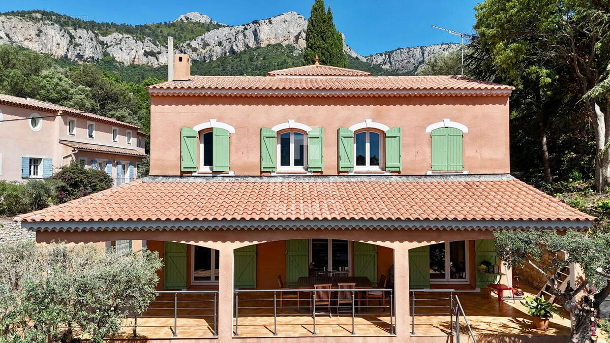 Maison à LE REVEST-LES-EAUX