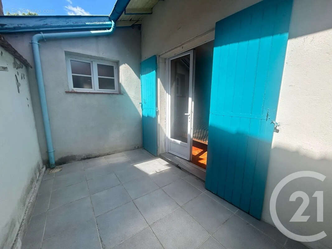 Maison à SAINT-HILAIRE-DE-LUSIGNAN