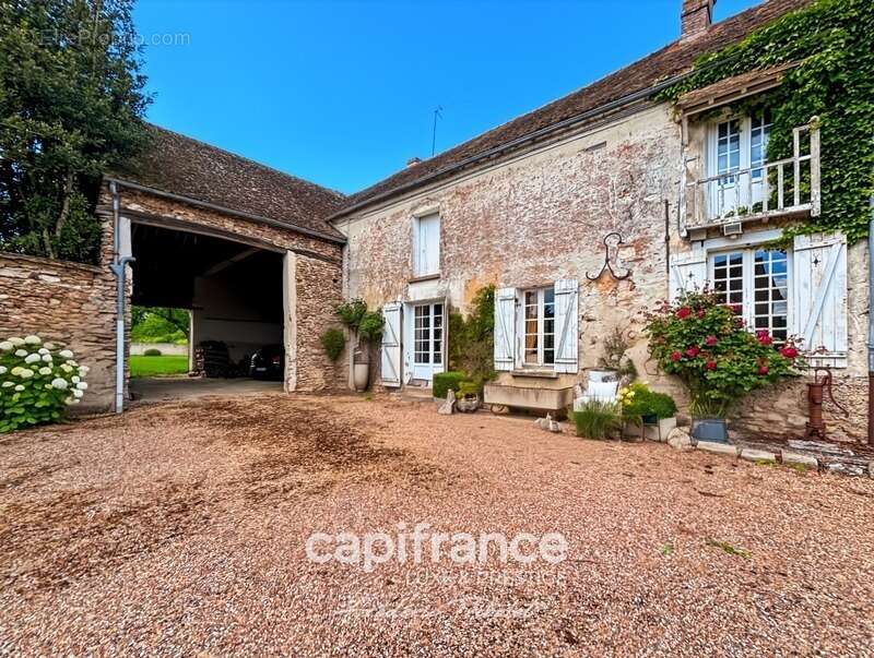 Ancien corps de ferme en pierre – 241 m² – grange – 13 205 m² de terrain (78) - photo 4