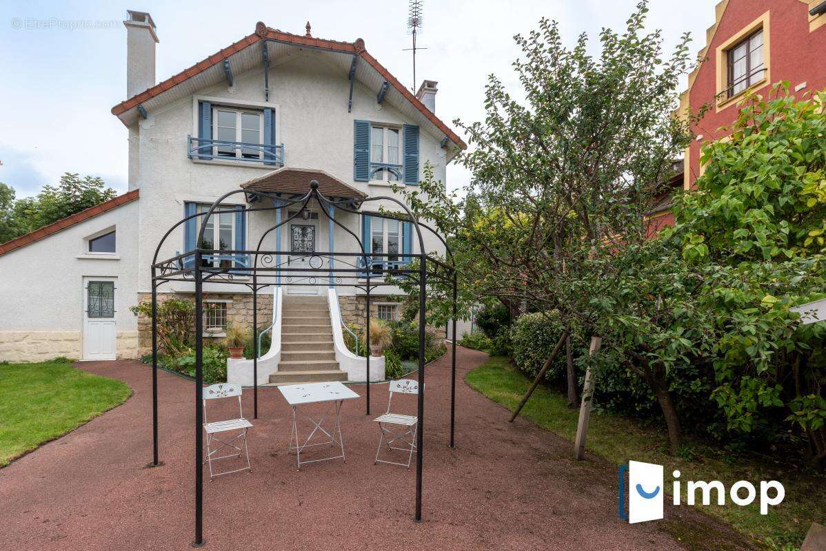 Maison à CHENNEVIERES-SUR-MARNE