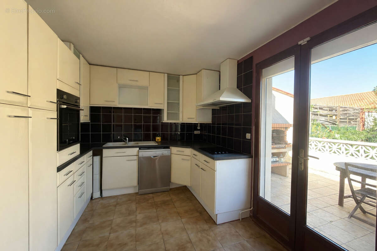 Maison à SAINT-LAURENT-DE-LA-SALANQUE