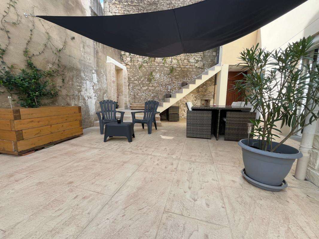 Lucon quartier marche couvert et piscine maison de caractere bourree de charme avec annexes et patio - photo 34