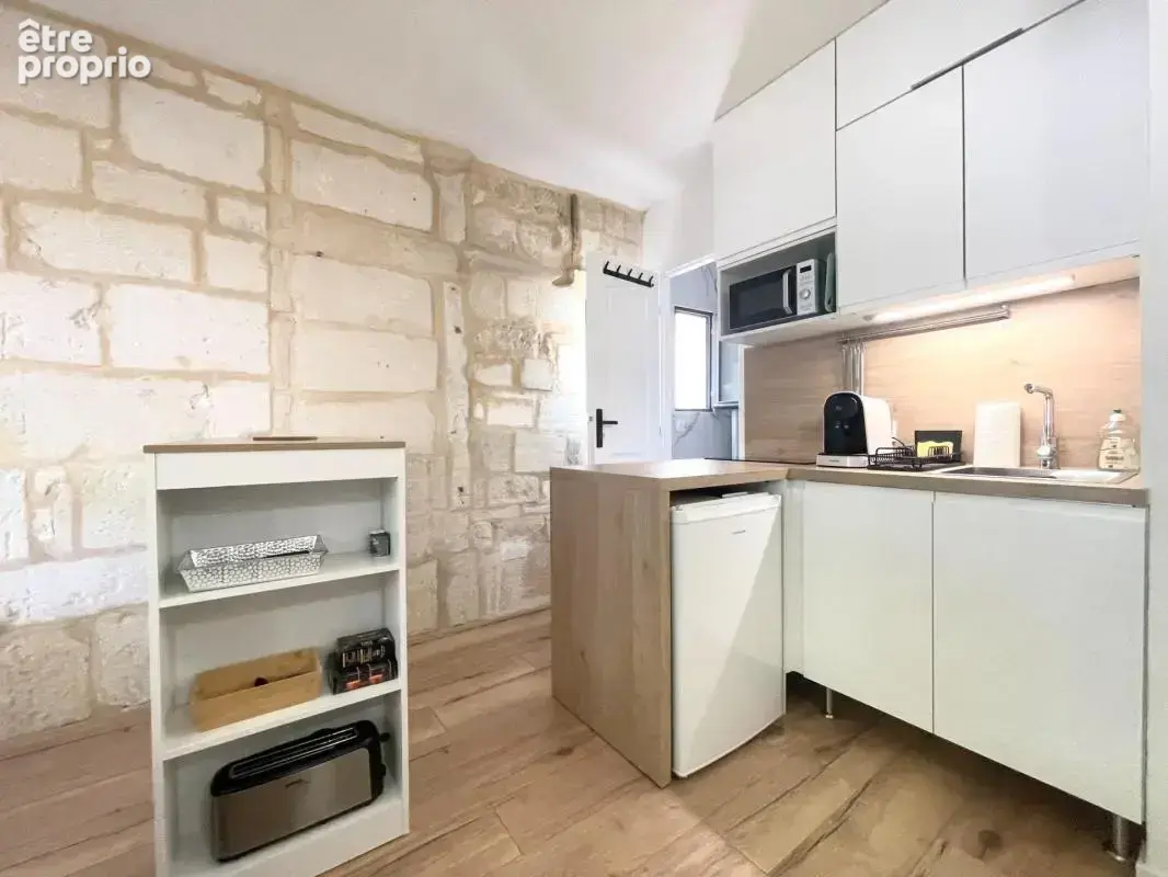 Aigues-mortes intra-muros – studio 23 m² entièrement rénové – vue exceptionnelle sur la place saint-louis - photo 11