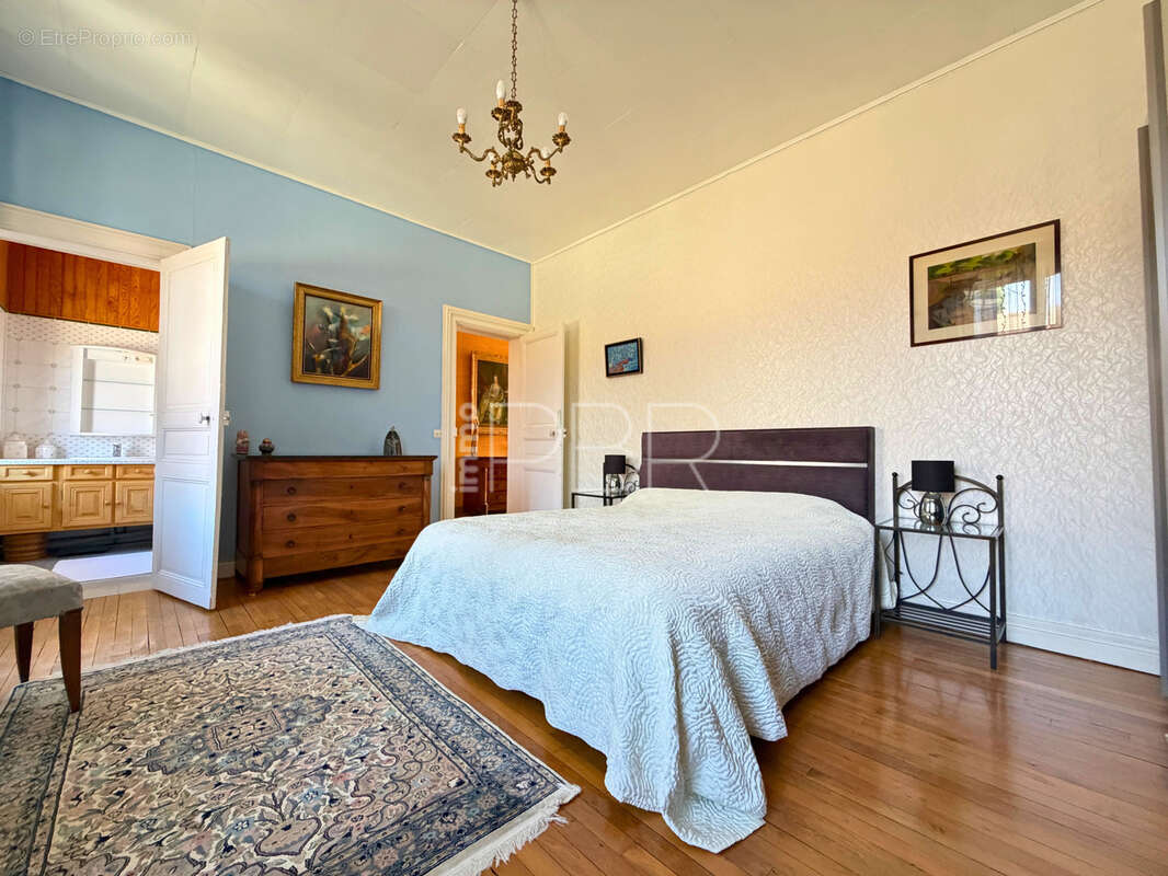 Corps de ferme avec maison T10 individuelle et dépendances - photo 7