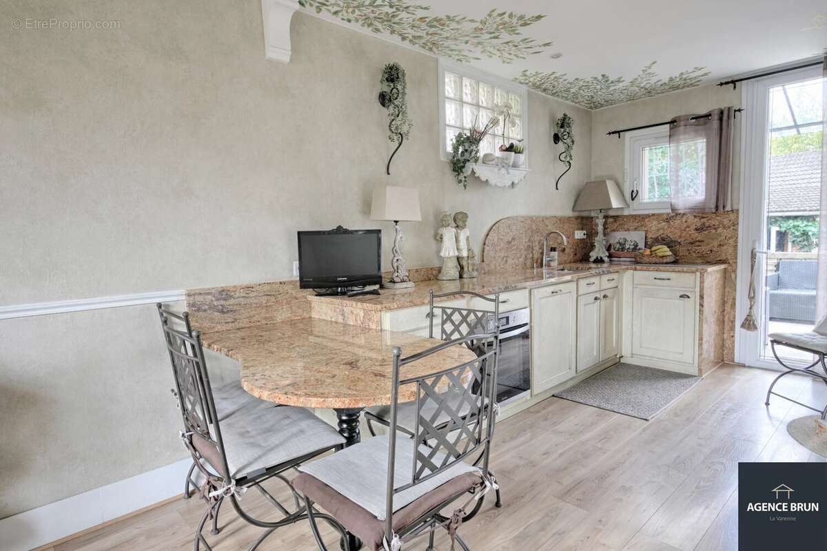 Maison à SAINT-MAUR-DES-FOSSES