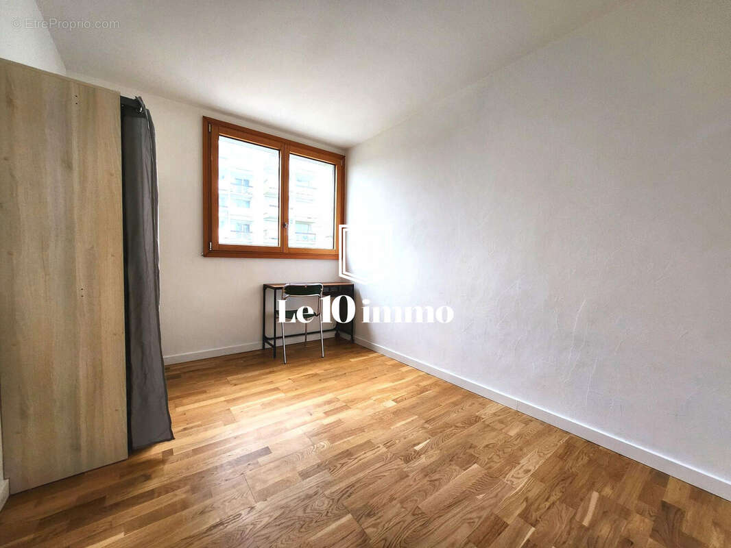 Chambre 1 - Appartement à CHOLET
