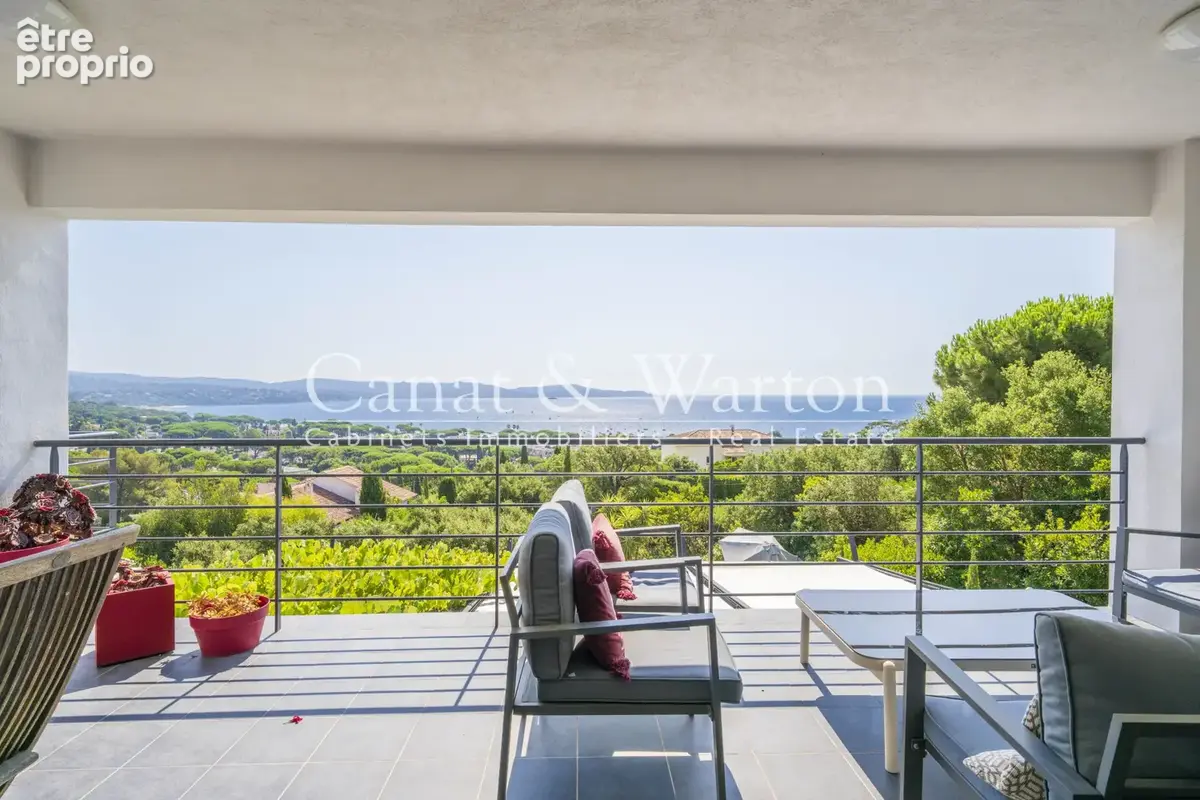 Proche de la plage avec une vue panoramique: villa rénovée à cavalaire avec piscine - photo 6