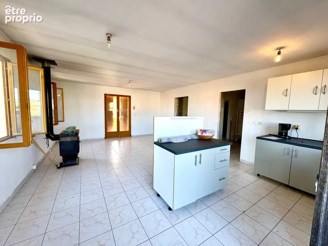 L’Île-Rousse – Maison 5 pièces, 3 niveaux avec terrasses, jardin et vastes garages – Centre ville et plage à pied - photo 4