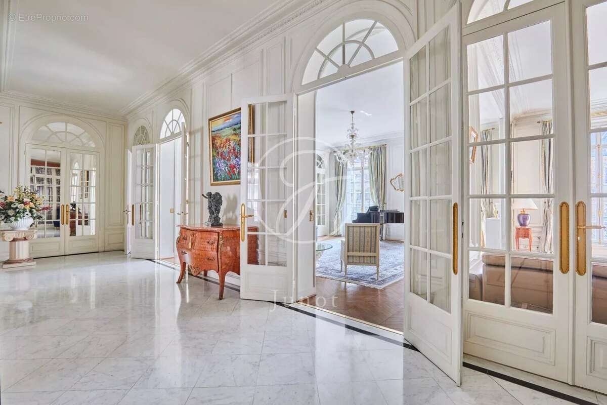 Appartement à PARIS-16E