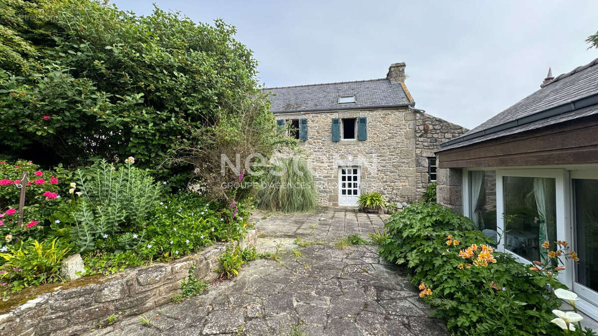 Maison à LAMPAUL-PLOUARZEL