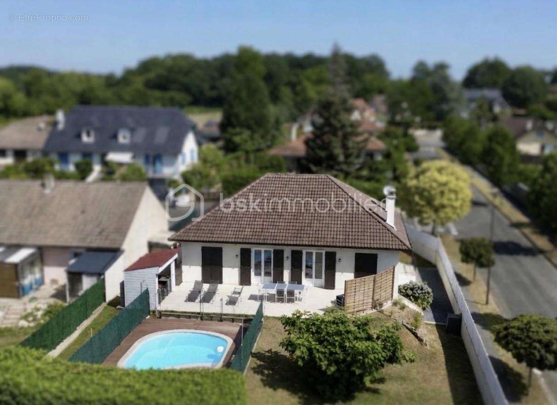 Maison familiale de 130 m² habitables avec jardin arboré de 757m² et piscine - photo 2