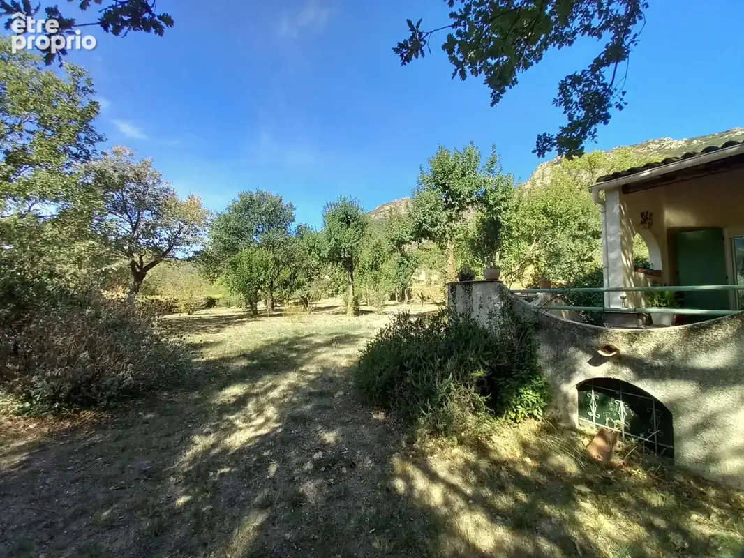 Superbe villa plain pied avec piscine sur 4000M2 arborés. - photo 16