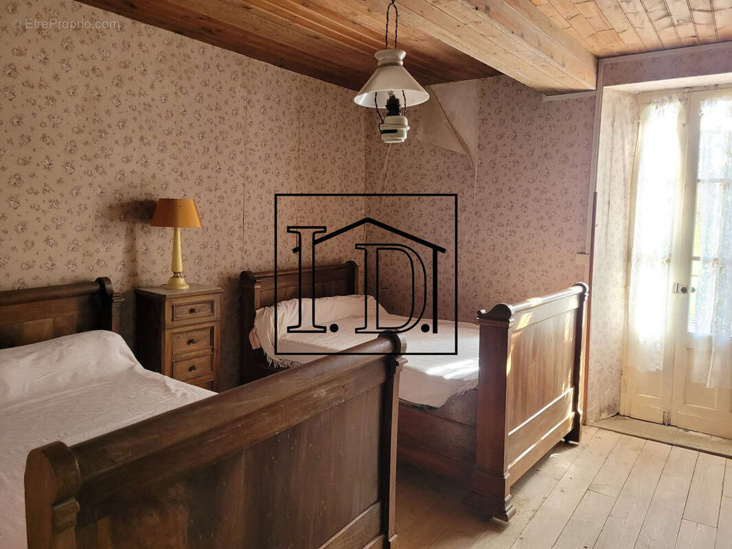 chambre 2 - Maison à CONNE-DE-LABARDE