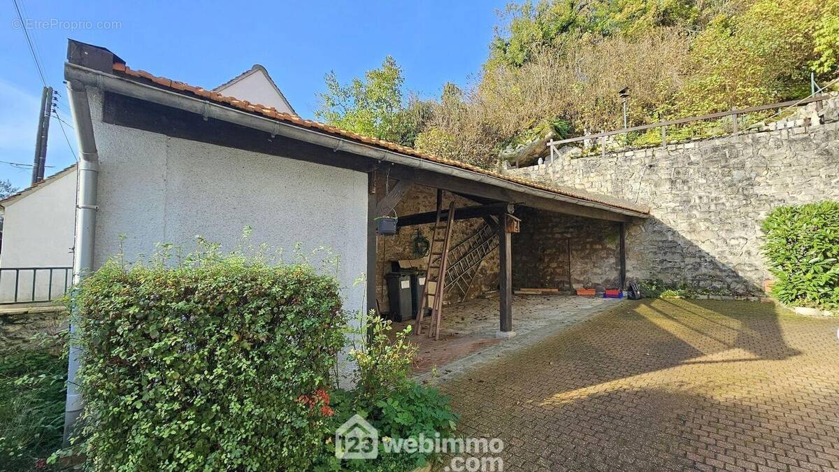 Un auvent de 25 m². - Maison à MILLY-LA-FORET