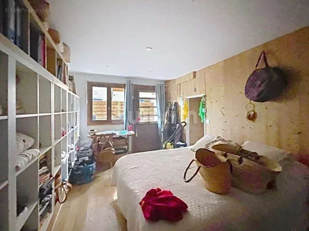 LES HOUCHES, À DEUX PAS DE SERVOZ – Maison de village avec potentiel d'aménagement et revenus locatifs - photo 5